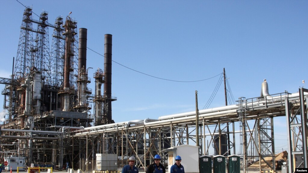 Archivo - Refinería petrolera en Houston, Texas