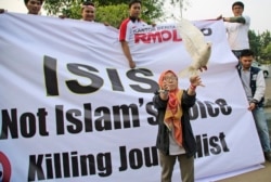 Seorang perempuan ikut dalam demo menentang ISIS di Jakarta, Indonesia, 5 September 2014. (Foto: AP)