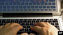 Un homme écrit sur un clavier, à LA, le 27 février 2013. 
