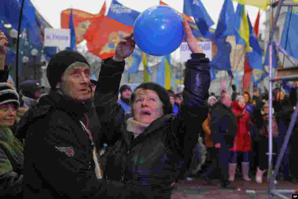 Anti-government protesters have set up an extensive tent camp and erected barricades of snow, hardened with freezing water then fortified with scrap wood and other junk, Kyiv, Ukraine, Dec. 15, 2013. 