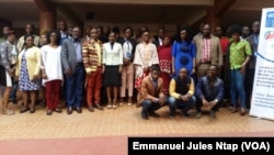 Une cinquantaine de personnes de la société civile et des médias locaux réunies à Yaoundé autour des enjeux du ci-financement dans la lutte contre le sida, la tuberculose et le paludisme, à Yaoundé, Cameroun, le 29 juillet 2019. (VOA/Emmanuel Jules Ntap)