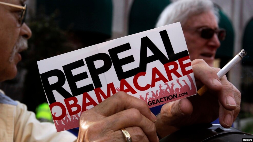 Tư liệu- Một nhóm nhỏ người biểu tình phản đối Obamacare. 