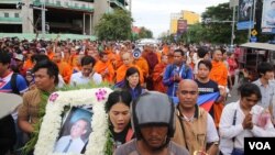 A procession of Kem Lei’s body on Preah Monivong Blvd in Phnom Penh in July 10th, 2016. (Neou Vannarin/VOA Khmer)