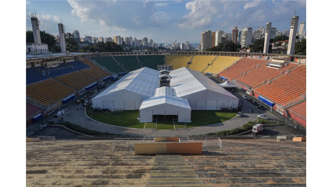 Rumah sakit darurat untuk merawat pasien corona di stadion Pacaembu, Sao Paulo, Brazil, 27 Maret 2020. (Foto: dok).