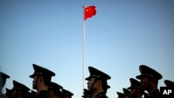 Polisi paramiliter China dalam upacara pengibaran bendera di Lapangan Tiananmen, China (Foto: dok).