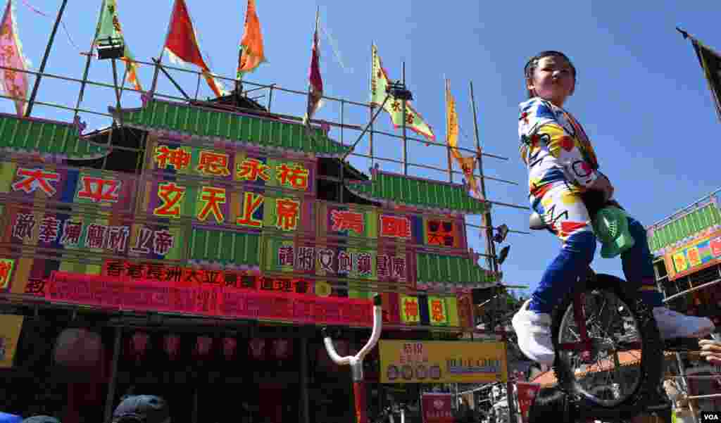 香港長洲太平清醮飄色巡遊，小女孩扮演單車選手李慧詩。(美國之音湯惠芸拍攝)