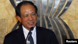 Former Vietnam Deputy Foreign Minister Le Luong Minh talks to reporters after a handover ceremony of the secretary-general of the ASEAN in Jakarta, January 9, 2013.