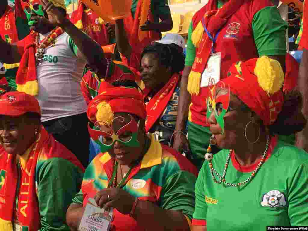 Des fans burkinabé avant le match Burkina-Tunisie des quarts de finale de la CAN 2017 au stade de l’Amitié, à Libreville, Gabon, 28 janvier 2017. (VOA/Timothée Donangmaye)