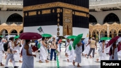 Jamah haji mengelilingi Ka'bah di Masjid al-Haram selama musim haji di tengah pandemi Covid-19, di kota suci Mekah, Arab Saudi, 29 Juli 2020. (Foto: Saudi Press Agency/Handout via REUTERS)