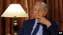 Thủ tướng Malaysia Mahathir Mohamad lắng nghe trong một cuộc phỏng vấn với hãng tin AP ở Putrajaya, Malaysia, ngày 13 tháng 8, 2018. 