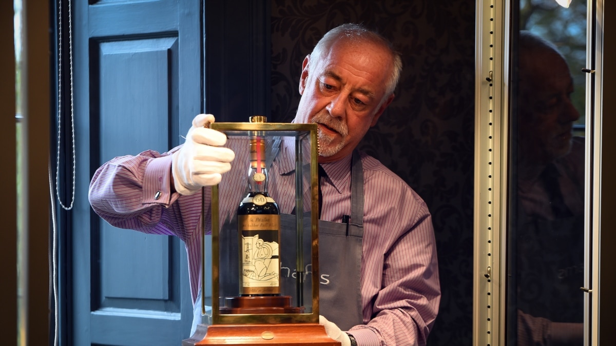 Cette bouteille de whisky serait la plus vieille au monde, elle va être  mise en vente aux enchères - Edition du soir Ouest-France - 27/04/2021