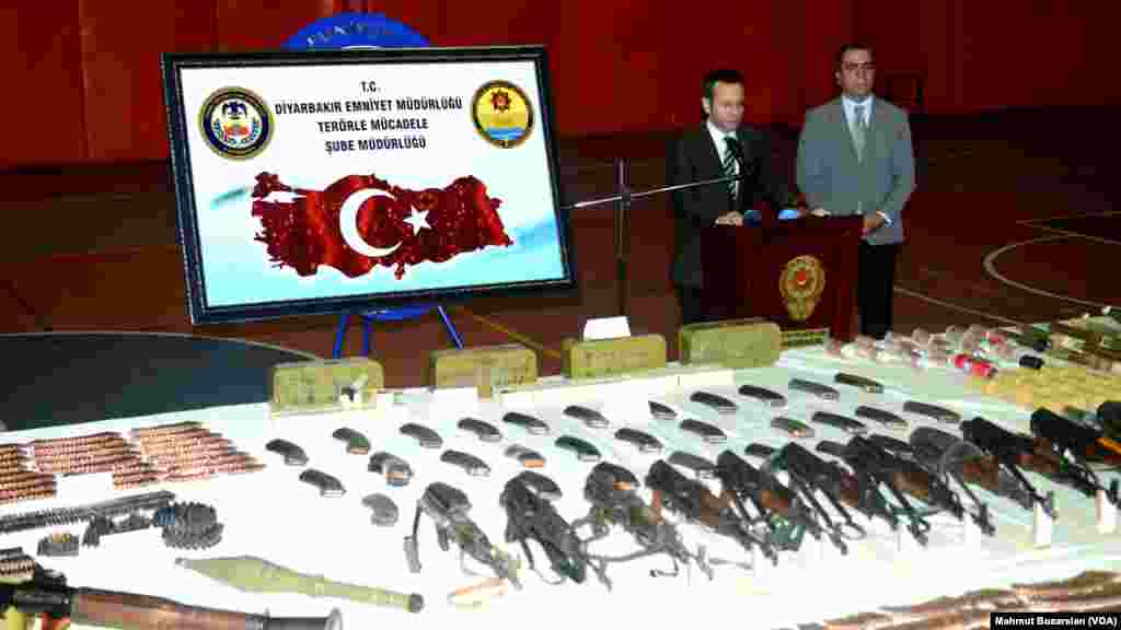 Diyarbakır’da gerçekleştirilen bir operasyonda PKK’ya ait cephanelik bulundu. Cephanelik Sur İlçesindeki bir çay bahçesine yapılan baskında ahşap bir kulübe içerisinde ele geçirildi. Kulübede, 12 Kaleşnikof tüfek,35 içi fişek dolu Kaleşnikof şarjör, 4 bin 24 fişek, 2 roketatar ile 15 sevk motoru,7 anti tank roketatar mühimmatı, 8 anti personel roketatar mühimmatı, 3 el bombası, 38 el yapımı bomba, 57 av tüfeği fişeği, 890 BKC fişeği ve kıyafetler ele geçirildi.