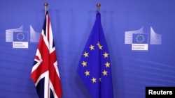 Les drapeaux de la Grande Bretagne et de l’UE au siège de la Commission européenne à Bruxelles, le 21 novembre 2018. REUTERS / Yves Herman 