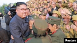 Nhà lãnh đạo Triều Tiên Kim Jong Un tiếp xúc các cựu chiến binh. Ảnh do Thông tấn xã Trung ương Triều Tiên đăng ngày 27/7/2018.