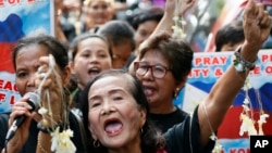 Filipinos and Vietnamese residents shout diromg a rally outside the Chinese Consulate in the financial district of Makati, east of Manila, Philippines, Aug. 6, 2016. They called on China to respect the international arbitration ruling favoring the Philippines on the disputed group of islands in the South China Sea.