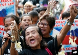 Filipinos and Vietnamese residents shout during a rally outside the Chinese Consulate in the financial district of Makati, east of Manila, Philippines, Aug. 6, 2016. They called on China to respect the international arbitration ruling favoring the Philippines on the disputed group of islands in the South China Sea.
