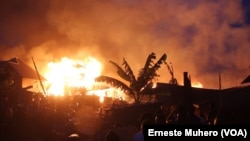 Les feux se propagent sur avenue à Irambo, Bukavu, Sud-Kivu, 17 août 2018. (VOA/Erneste Muhero)