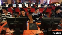 Người sử dụng internet tại một quán cà phê internet ở thành phố Hợp Phì, tỉnh An Huy, Trung Quốc.