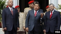 ვენესუელას დიქტატორი უგო ჩავესი ბაღაფშთან და კოკოითთან ერთად, კარაკასში