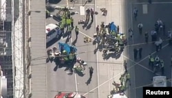 Polisi dan petugas gawat darurat tiba di lokasi kejadian insiden mobil di Flinders Street, terlihat dari Swanson Street, di Melbourne, Australia, 21 Desember 2017.