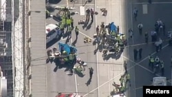 澳大利亚警方与急救人员在墨尔本汽车撞人事件现场抢救伤员。（2017年12月21日）