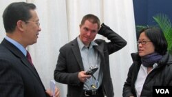 2010年時任路透社記者的儲百亮(中)和時任美國之音記者的何宗安(右)與中國外交部官員馬朝旭交談。(美國之音張楠拍攝)