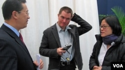 Chris Buckley (center), then a Reuters reporter and Stephanie Ho (right), then VOA Beijing Bureau Chief, talk with Ma Chaoxu, a Chinese foreign ministry official in 2010. (VOA / Zhang Nan)