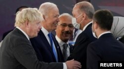 美国总统拜登在罗马20国集团峰会上与土耳其总统埃尔多安和英国总理约翰逊交谈（2021年10月30日）