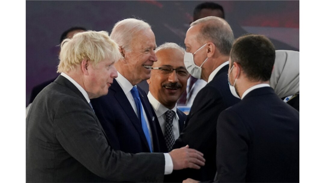 Presiden AS Joe Biden berbincang dengan Presiden Turki Tayyip Erdogan dan Perdana Menteri Boris Johnson di sela-sela KTT G20 di Roma, Italia, Sabtu, 30 Oktober 2021. (Foto: Kevin Lamarque/Pool/Reuters)
