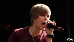 Penyanyi asal Kanada, Justin Bieber saat tampil dalam perayaan Paskah di halaman Gedung Putih, 5 April 2010.