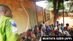Un enseignant agite le fouet pendant une leçon à l'école islamique de Niamey, capitale du Niger, le 12 juillet 2008. 