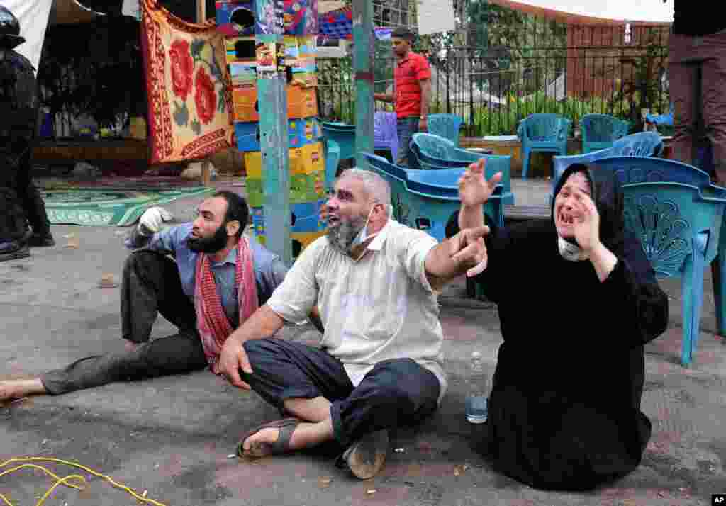 حامیان محمد مرسی در حال صحبت با نیروه های امنیتی سوریه که قصد پاکسازی اردوگاه آنان در نزدیکی دانشگاه قاهره را داشتند