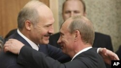 Александр Лукашенко (слева) и Владимир Путин. Архивное фото.