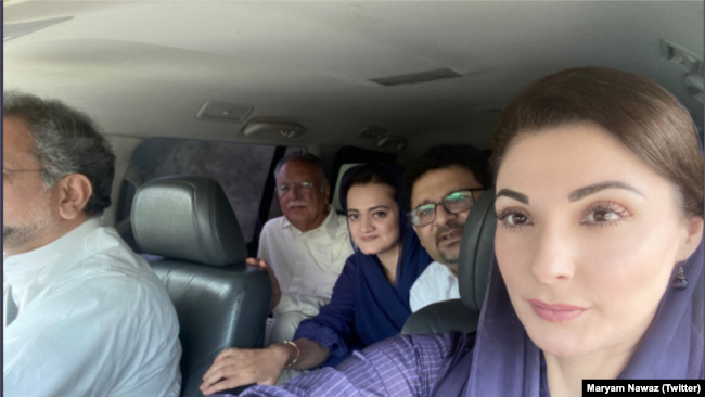 مریم نواز کے ہمراہ پارٹی کے دیگر رہنما بھی انتخابی مہم میں شریک ہیں۔