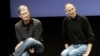 Tim Cook, director ejecutivo de Apple (izq.) y el fallecido co-fundador de Apple, Steve Jobs durante un evento en la sede de la compañía en Cupertino, California.