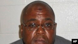 Demetrius Pitts, de Maple Heights, Ohio, acusado de intentar apoyar el terrorismo. Las autoridades federales dicen que Pitts habló a menudo sobre su apoyo a Al Qaeda y recientemente exploró ubicaciones en Cleveland para atacar a personas que asistirían a espectáculos de fuegos artificiales el 4 de julio. (Foto: Departamento de Policía de Olmsted Norte vía AP).