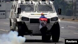 Un manifestante bloquea el paso a un vehículo blindado de la Guardia Nacional Bolivariana durante una protesta el 19 de abril de 2017.