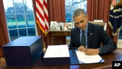 Президент США Барак Обама підписує бюджет на 2016 рік