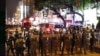 香港警方向周六示威人群发射催泪瓦斯