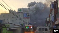 Asap pekat membumbung ke udara dari api kebakaran di sebuah rumah sakit, di Miryang, Korea Selatan, 26 Januari 2018.