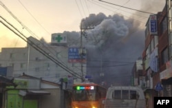 Columnas de humo salen del hospital incendiado en Miryang,Corea del Sur.