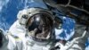 باری ویلمور، فضانورد ناسا در حال انجام اولین فضاپیمایی برای آماده کردن جایگاه ورود تاکسی های فضایی به ایستگاه بین المللی فضایی