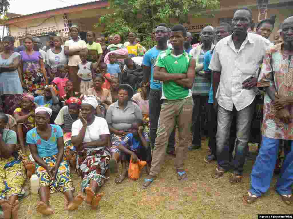 Un groupe de femmes à la paroisse Martyrs de l'Ouganda de Mindouli attendant l'aide humanitaire, le 20 octobre 2016. (VOA/ Ngouela Ngoussou)