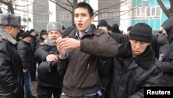 Nhân viên Bộ Nội vụ Kazahkstan bắt giữ một người biểu tình phản đối chính phủ phá giá đồng tenge