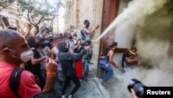 Unuk rasa di luar Istana Pemerintah Negara Bagian Jalisco, menuntut keadilan bagi Giovanni Lopez, pekerja konstruksi yang meninggal setelah ditangkap karena tidak mengenakan masker di muka umum, saat pandemi corona di Guadalajara, Meksiko, 4 Juni 2020.