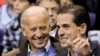 Archivo - El exvicepresidente de EE.UU. Joe Biden (izq.) y su hijo Hunter Biden, asisten a un juego de básquetbol universitario entre Georgetown Univeristy y Duke University en Washington, D.C., el 30 de enero de 2010.