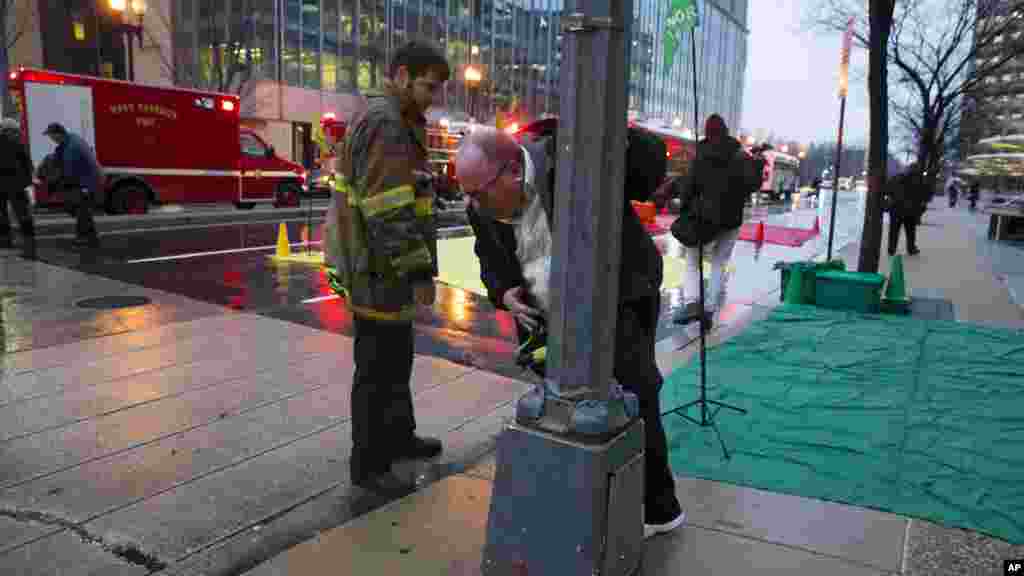 Un homme tousse et crache pendant qu&#39;il est évacué d&#39;un tunnel de métro enfumé à Washington, lundi 12 janvier, 2015. 