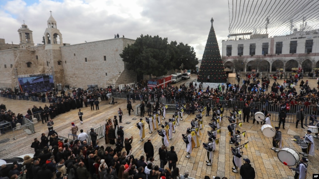 巴勒斯坦童子军乐队游行走过圣诞教堂的马厩广场。(2021年12月24日)(photo:VOA)