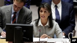 Anbasadè Etazini an nan Nasyon Zini, Nikki Haley nan yon meeting Konsèy Sekirtie Nasyonzini an vandredi 8 desanm 2017. 