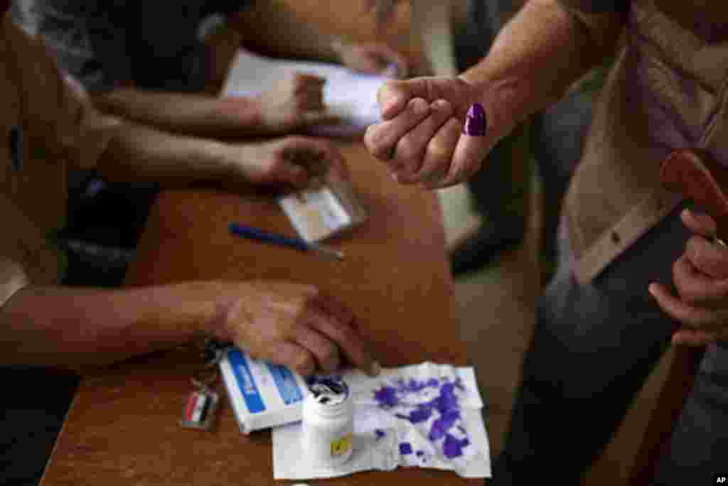 Indelible ink is used to prevent repeat voting . (Y. Weeks/VOA)